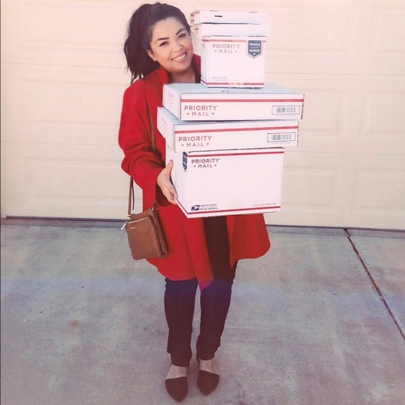 Hello 🤎 Meet your posher, Cassandra - Picture 3 of 3